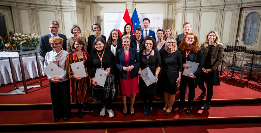 Gruppenfoto: Bundesministerin Susanne Raab und Bundesminister Martin Polaschek mit den Preisträgerinnen des Österreichischen Frauenstaatspreises für 2024 und weiterer gestifteter Preise