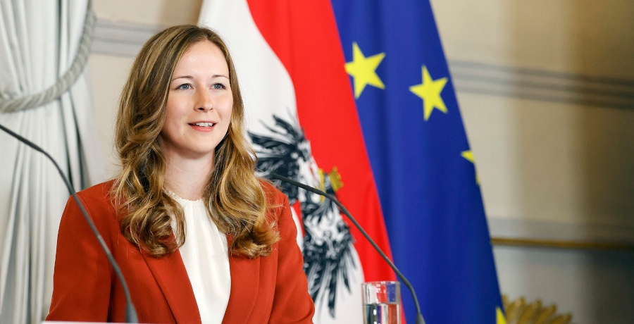 Foto: Staatssekretärin Claudia Plakolm bei einer Pressekonferenz im Bundeskanzleramt