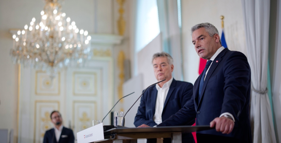 Bundeskanzler Karl Nehammer (rechts im Bild) und Vizekanzler Werner Kogler (links im Bild) bei einer Pressekonferenz