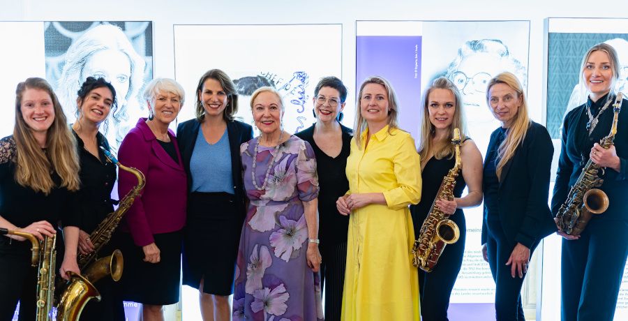 Bundesministerin Raab und Edtstadler mit weiblichen Persönlichkeiten vor der Fotoausstellung "Mothers of Europe"