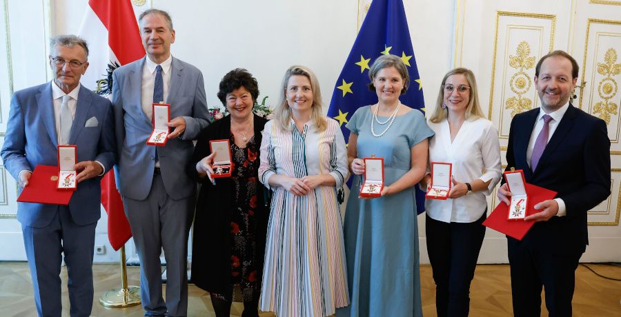 Ehrenzeichenverleihung - im Bild sind 7 Personen (in der Mitte Bundesministerin Susanne Raab)