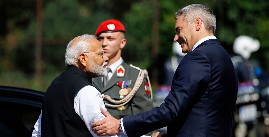 Bundeskanzler Karl Nehammer (r.) empfing den indischen Premierminister Narendra Modi (l.) - Handshake im Freien, vor dem Auto mit dem Modi angekommen ist