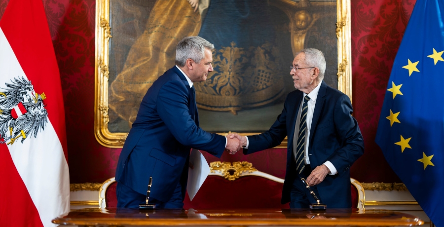 Demission der österreichischen Bundesregierung: Bundespräsident (r. im Bild) und Bundeskanzler (l. im Bild) geben sich die Hand