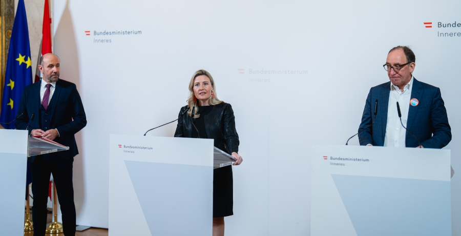 Bundesministerin Susanne Raab und Bundesminister Johannes Rauch geben ein Pressestatement beim Gewaltschutzgipfel 2024