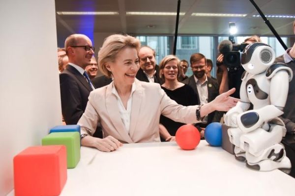 Von der Leyen mit Roboter