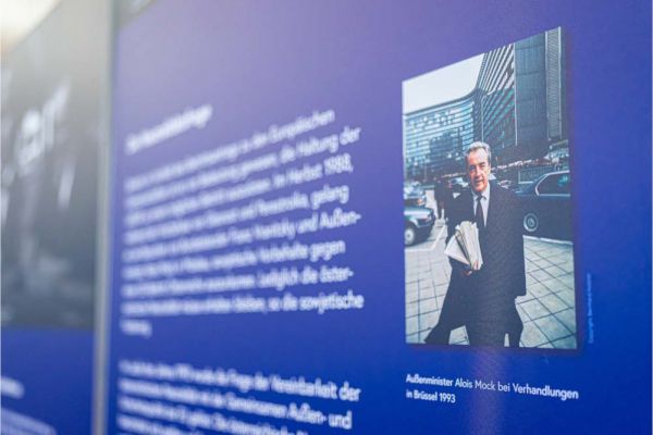 Text- und Bildtafel mit Foto von Außenminister Alois Mock auf dem Weg zu Verhandlungen in Brüssel 1993