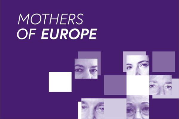 Sujet: der Text "Mothers of Europe" steht links neben quadratischen Ausschnitten verschiedener Gesichter.