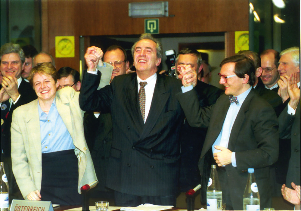 Die österreichische Verhandlungsdelegation (von links nach rechts: Brigitte Ederer, Alois Mock, Wolfgang Schüssel) jubelt nach dem erfolgreichen Ende der Beitrittsverhandlungen am 1. März 1994.