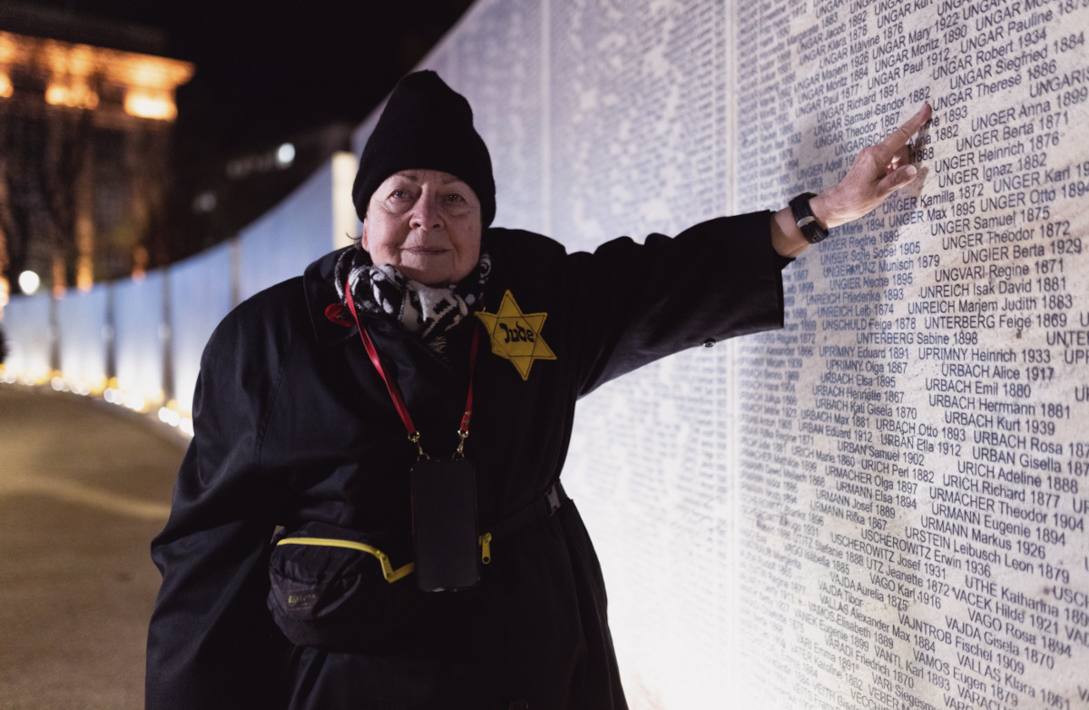 Foto: Edna Weissman Magder vor der Namensmauer in Wien. Sie zeigt auf den in der Namensmauer eingravierten Namen "Ungar Therese".