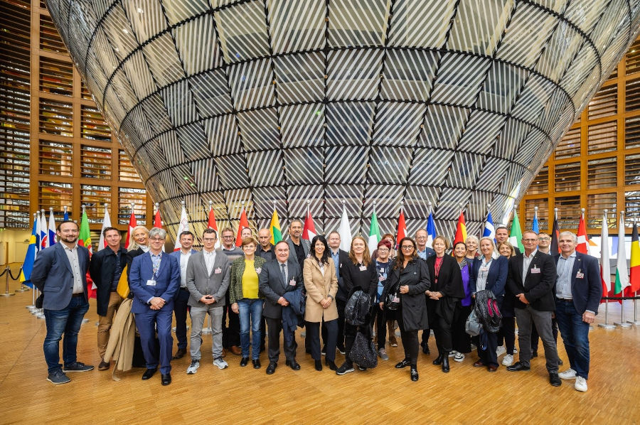 Gruppenbild der 25 Europa-Gemeinderätinnen und Europa-Gemeinderäte in Brüssel