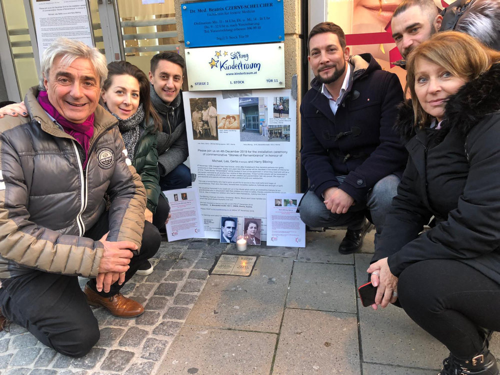 Meine Familie mit dem Bezirksvorsteher des 6. Bezirks bei der Einweihung der "Steine der Erinnerung" am 4. Dezember 2019