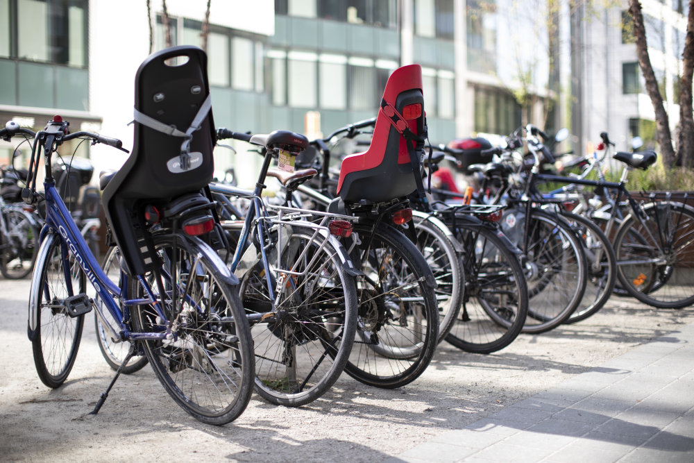 Fahrräder stehen in einer Stadt vor einem Gebäude