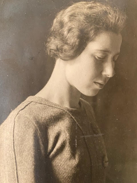 Das erste Foto meiner Mutter, aufgenommen um 1931, im Alter von 21 oder 22 Jahren