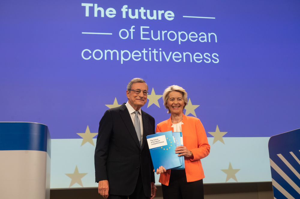 Ursula von der Leyen (rechts im Bild) und Mario Draghi (links im Bild) bei der Vorstellung des „Europäischen Berichts zur Wettbewerbsfähigkeit“ - sie stehen auf einer Bühne und halten einen Bericht in Händen