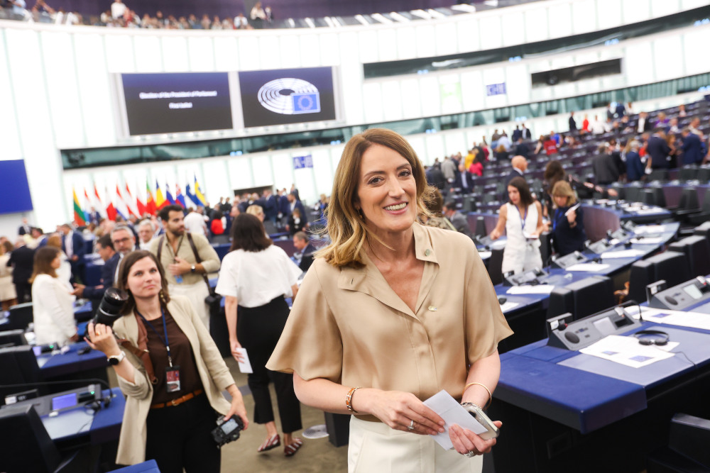 Roberta Metsola im Plenarsaal des EU-Parlaments - hinter ihr steht eine Fotografin mit Kamera