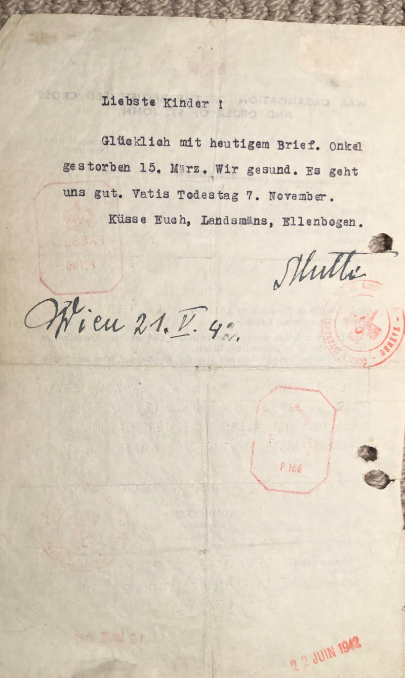 Meinem Vater und Gerta war es erlaubt, jeweils einen Brief pro Monat zu schicken. Die Briefe wurden über London nach Genf und weiter nach Wien versendet und wurden über dieselbe Route zurückgeschickt. Jeder Brief durfte nur 25 Wörter enthalten. Das war die einzige Möglichkeit der Kommunikation.