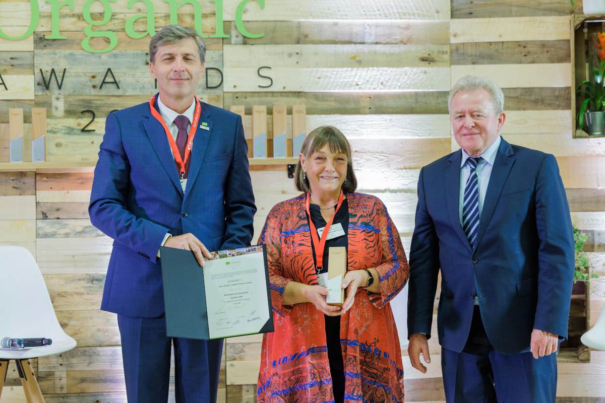 Foto: Reinhild Frech-Emmelmann (Bildmitte) bei der Verleihung des EU Organic Awards, Janusz Wojciechowski (EU-Kommissar für Landwirtschaft und ländliche Entwicklung) steht rechts neben ihr.