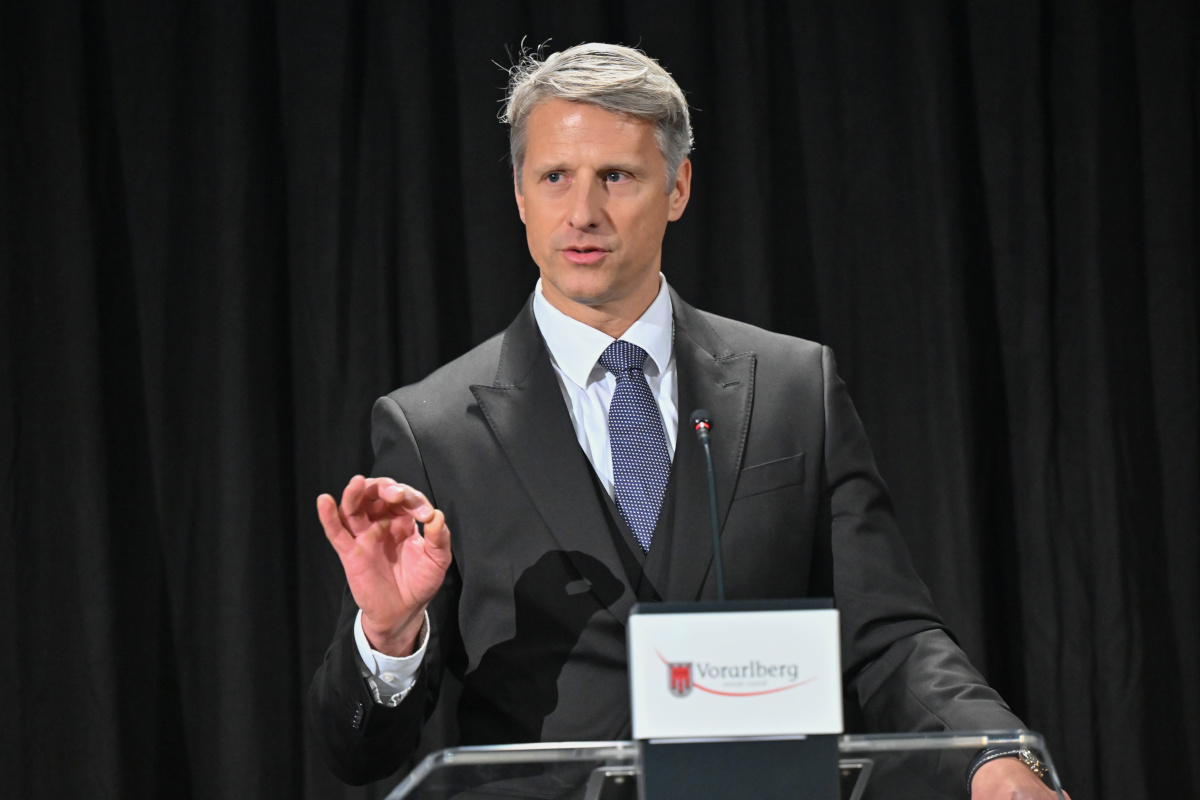 Foto: Stellvertretender Regierungsberater Andreas Schlegel hält eine Rede