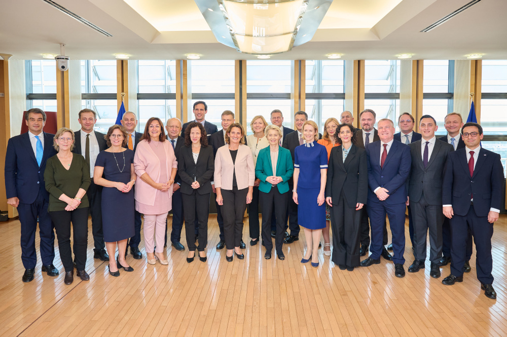 Gruppenfoto: Ursula von der Leyen (Bildmitte) mit den designierten Mitgliedern der Europäischen Kommission 2024 bis 2029