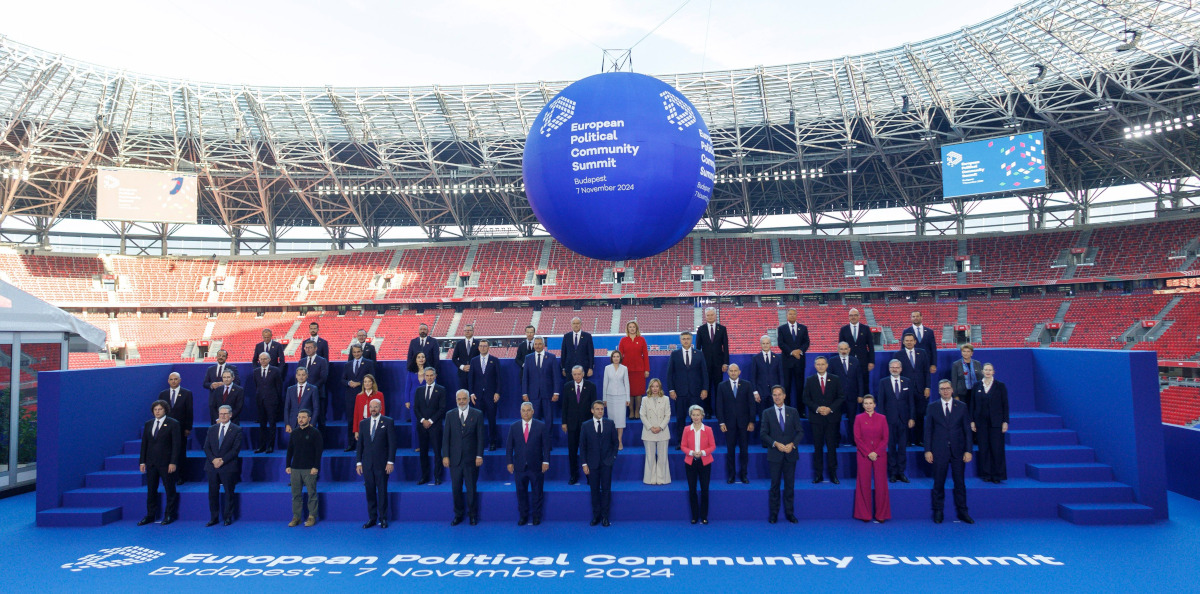 Gruppenfoto: Die Teilnehmerinnen und Teilnehmer des 5th European Political Community Summit in Budapest