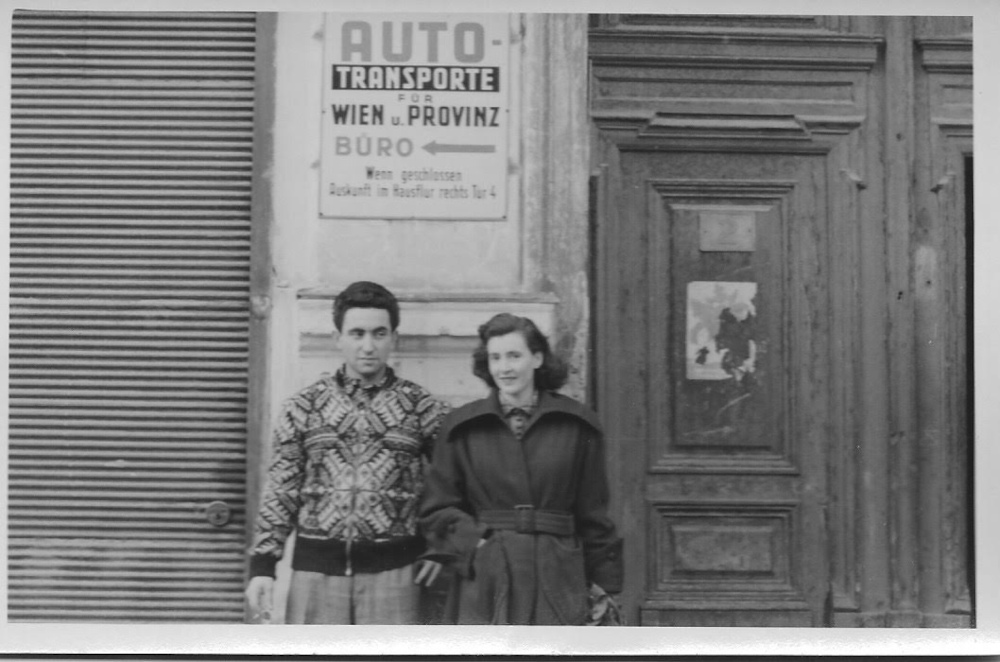 Foto: Vater und Tante vor dem Unternehmenseingang