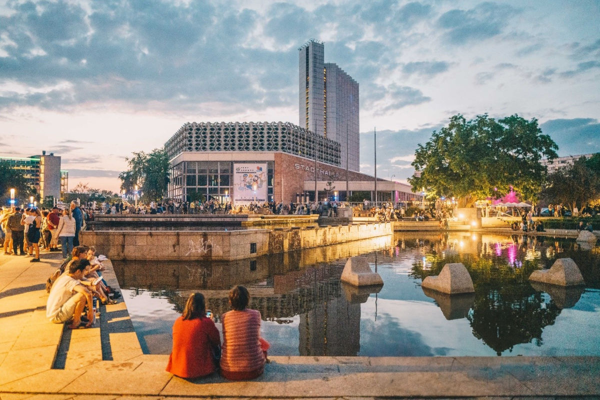 Bild: Ansicht von Chemnitz mit Brunnen vor der Stadthalle