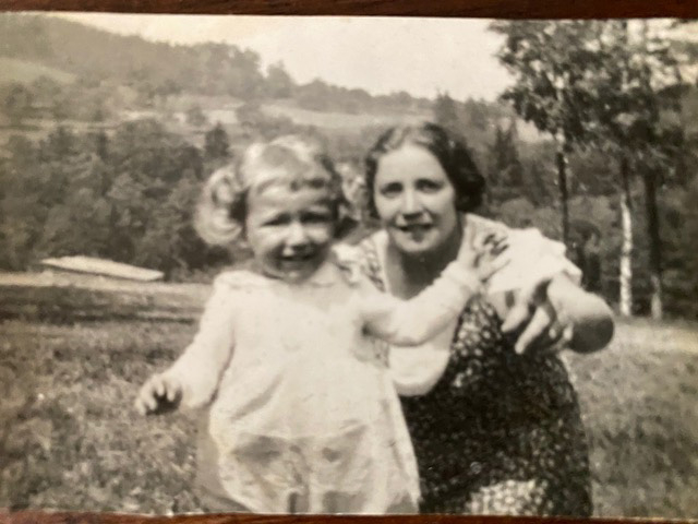 Dieses Foto von 1935 ist etwas ganz anderes. Es zeigt meine Tante Sima Koblitz, die Schwägerin meiner Mutter, geboren am 10. September 1905 und ihre Tochter Erika Koblitz, geboren am 30. Jänner 1934.