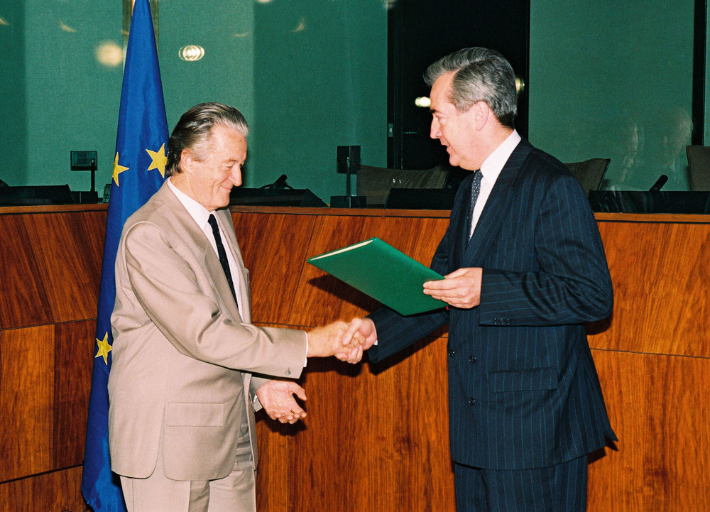 Außenminister Alois Mock überreicht das österreichische Beitrittsgesuch an den in der Funktion des EG-Ratsvorsitzenden auftretenden französischen Außenminister Roland Dumas.