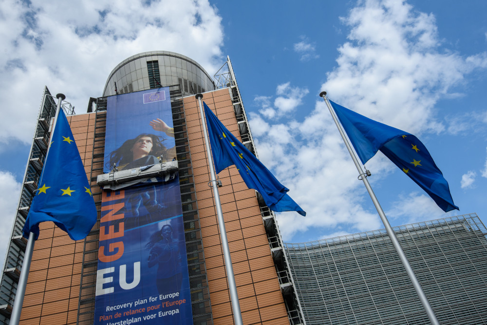 Anbringung eines neuen „NextGenerationEU“-Posters an der Fassade des Berlaymont-Gebäudes