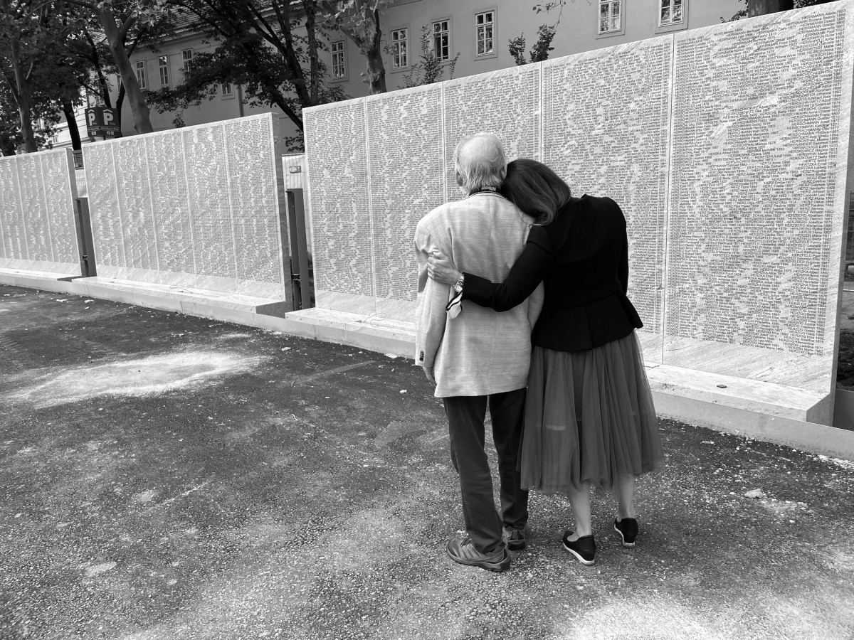 Foto: Kurt Yakov Tutter mit Begleiterin vor der Namensmauer in Wien