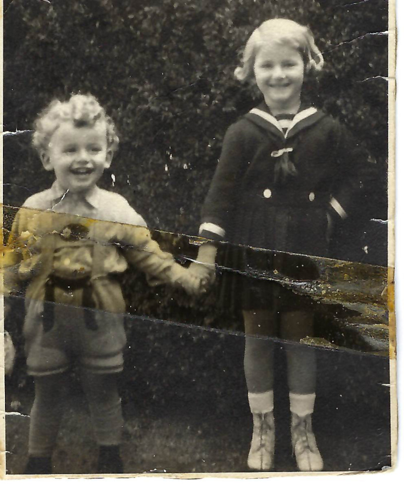 Evi und Eddi, Hand in Hand, in einem der großen Parks in Wien, wahrscheinlich im Augarten oder Stadtpark, wo die Familie oft einen Spaziergang machte.