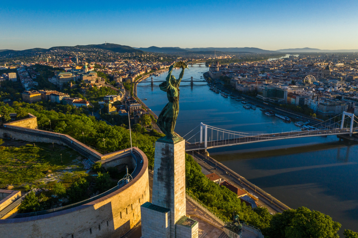 Blick auf die Innenstadt von Budapest von der Gellértberg Zitadelle aus.