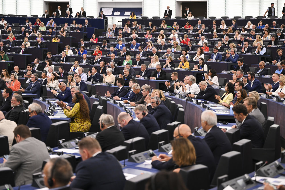 Die Abgeordneten des Europäischen Parlaments bei einer konstituierenden Sitzung im Plenarsaal