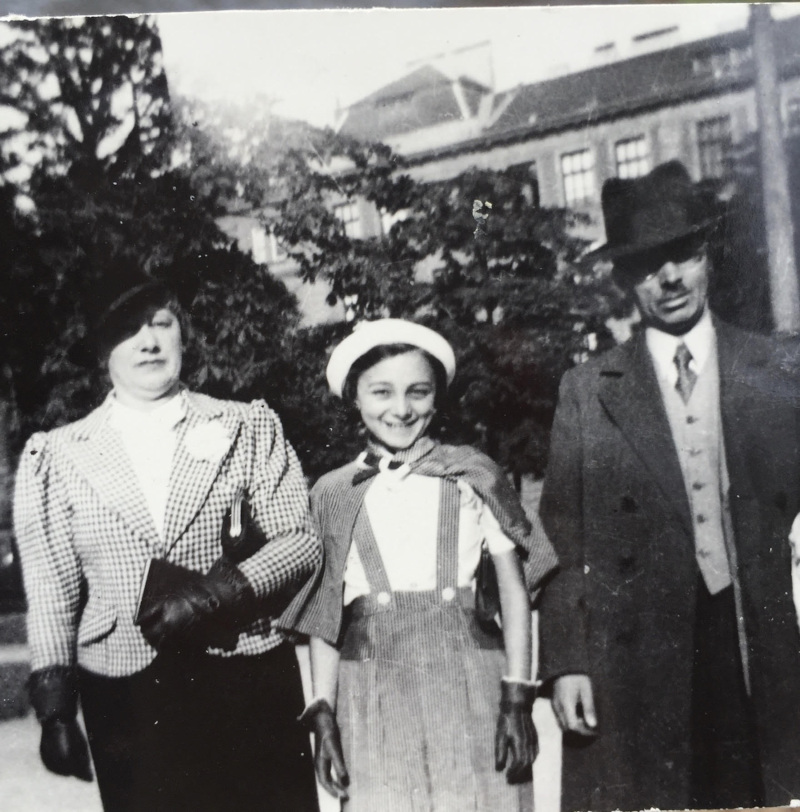 Familienfoto: Meine Großmutter mit ihren Eltern Gitel und Julius Berlad in Wien, 1933.