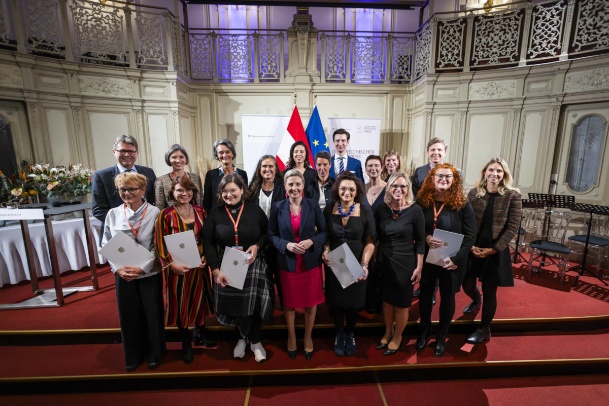 Gruppenfoto: Bundesministerin Susanne Raab und Bundesminister Martin Polaschek mit den Preisträgerinnen des Österreichischen Frauenstaatspreises für 2024 und weiterer gestifteter Preise