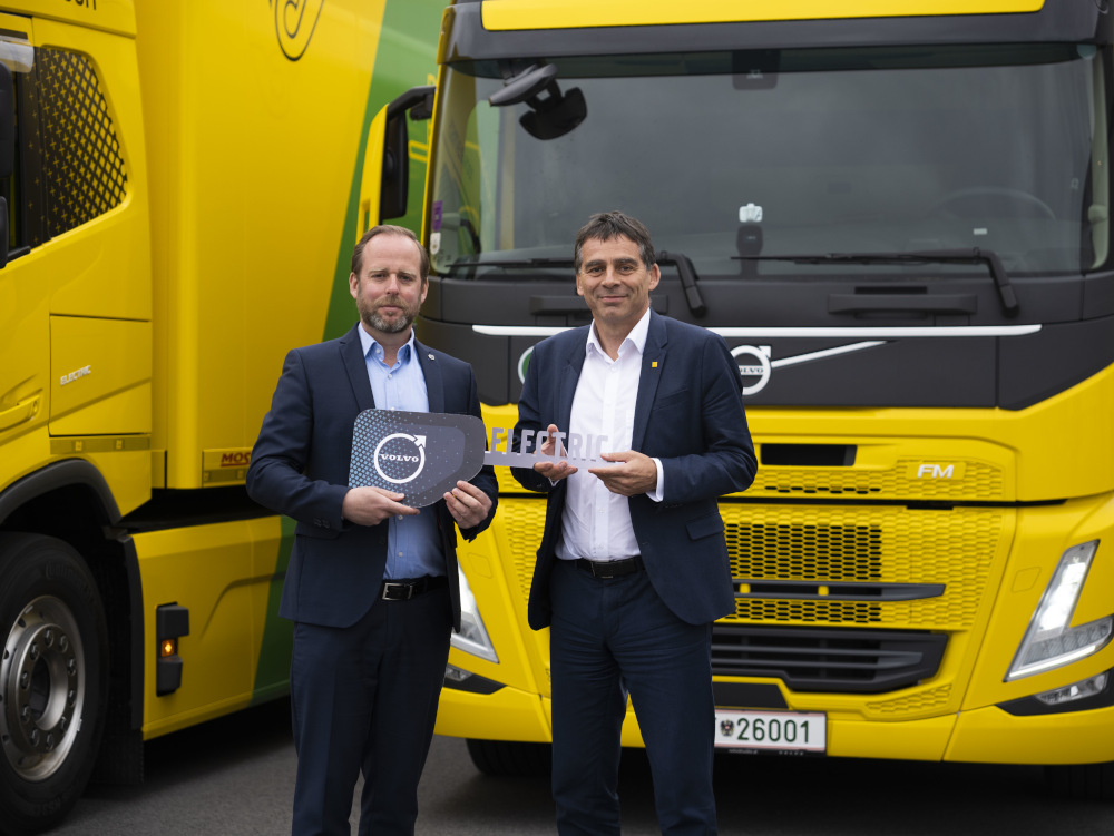 Von links: Erich Plochberger, Manager Vehicle Sales, Volvo Trucks Österreich, übergibt die Schlüssel für die ersten zwei E-LKW an Peter Umundum, Vorstandsdirektor für Paket & Logistik, Österreichische Post AG