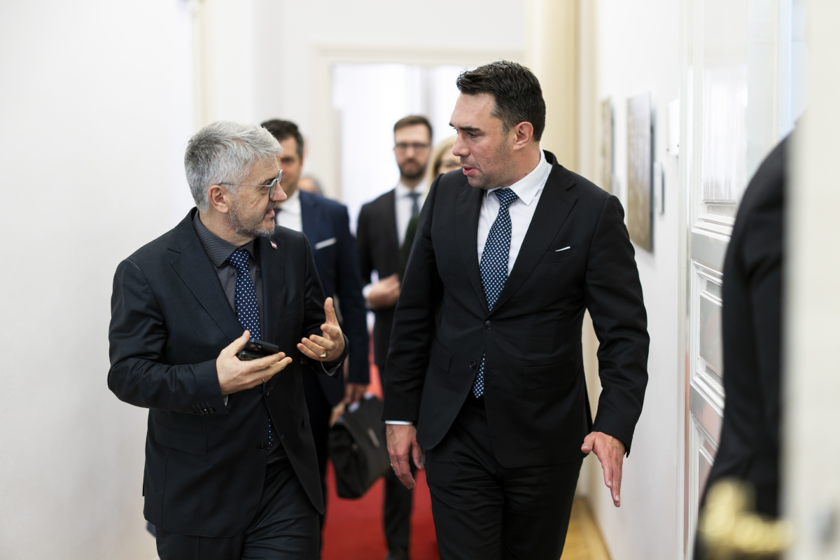 Foto: Regierungsberater Peter Vorhofer unterhält sich mit dem ungarischen nationalen Sicherheitsberater Marcell Biró