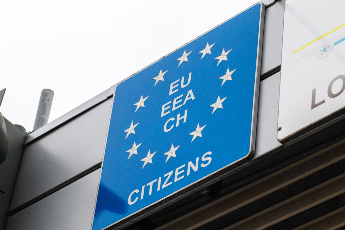 Schild mit Europa-Logo an Grenzübergang