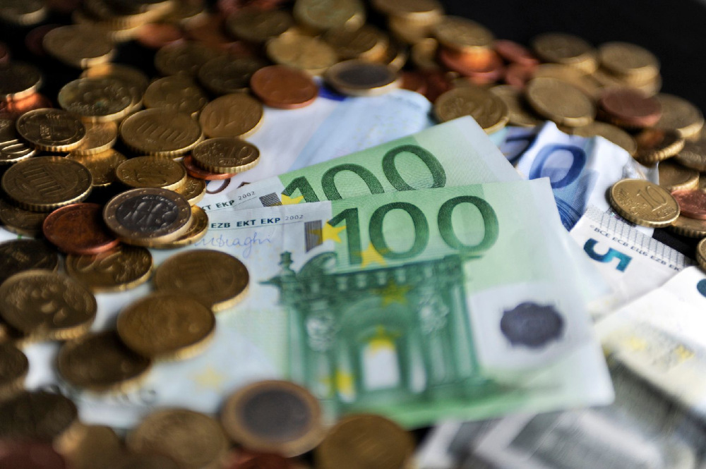 Verschiedene Eurogeldscheine und -münzen