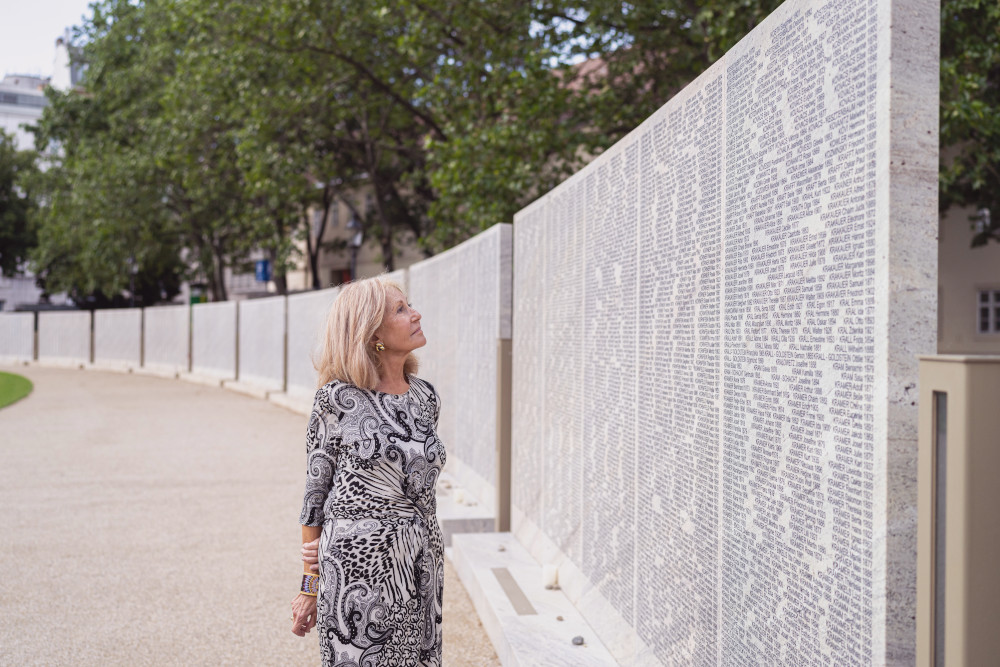 Vera Chapman betrachtet eine Mauer der Shoa Namensmauer Gedenkstätte