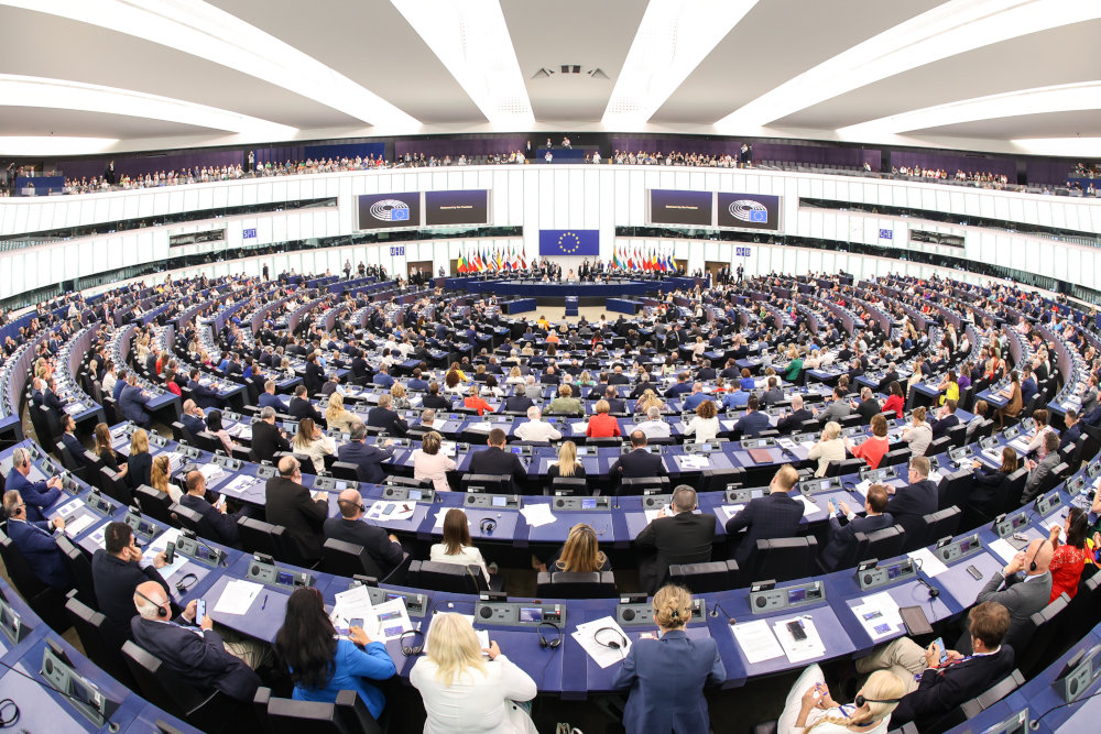 Die Abgeordneten des Europäischen Parlaments bei einer konstituierenden Sitzung im Plenarsaal