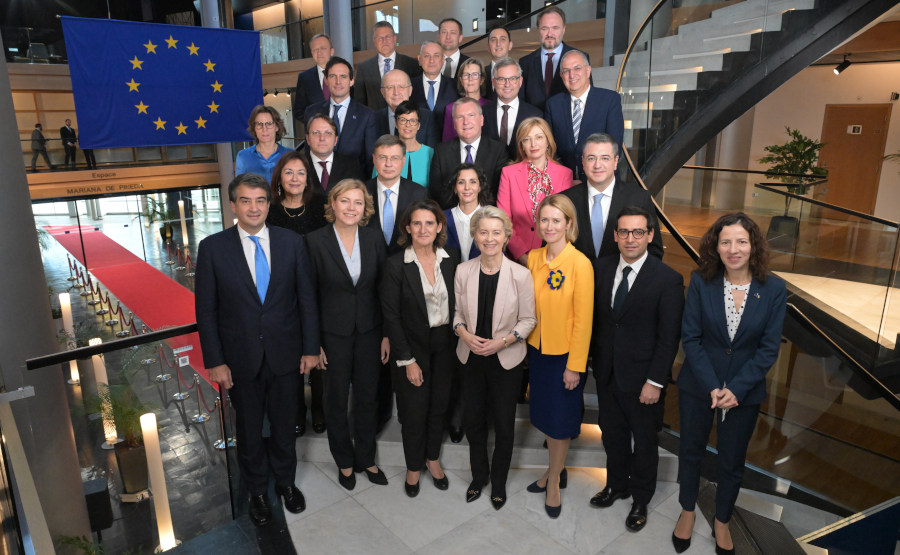 Gruppenfoto EU-Kommission von der Leyen II 