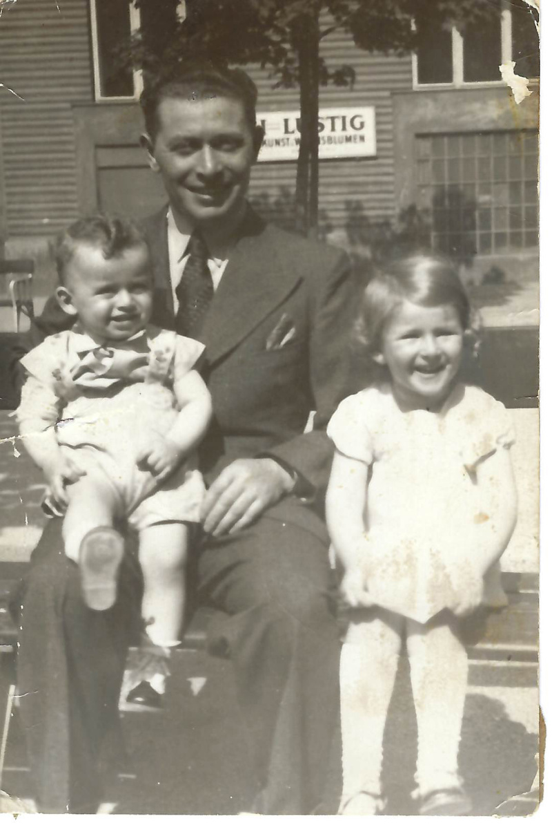 Irma Torton schoss dieses Foto von Eddie und Evi auf dem Schoß ihres Vaters im Park vor ihrer Wohnung in der Gussenbauergasse, wo sie vor dem "Anschluss" täglich spielten. Den Park gibt es noch, aber die Bäume sind inzwischen so hoch gewachsen, dass er nicht wiederzuerkennen ist.