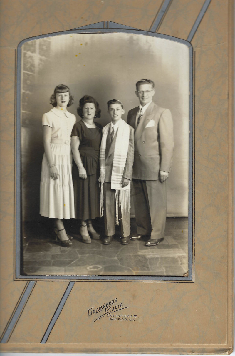 Familienfoto anlässlich Eddies Bar Mitzwa, aufgenommen in Brooklyn, USA. Damals hatten Mädchen zu diesem Übergangsritus zur Religionsmündigkeit noch keinen Zugang.